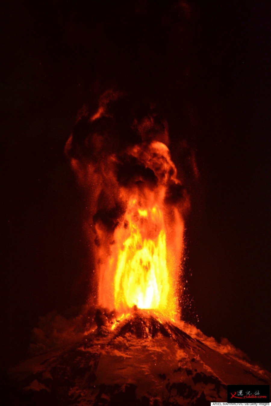 智利南部维利亚里卡火山（Volcano Villarrica）在当地时间3日凌晨开始爆发