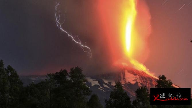智利南部维利亚里卡火山（Volcano Villarrica）在当地时间3日凌晨开始爆发