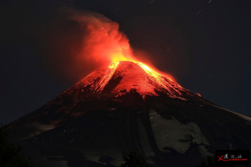 智利南部维利亚里卡火山（Volcano Villarrica）在当地时间3日凌晨开始爆发