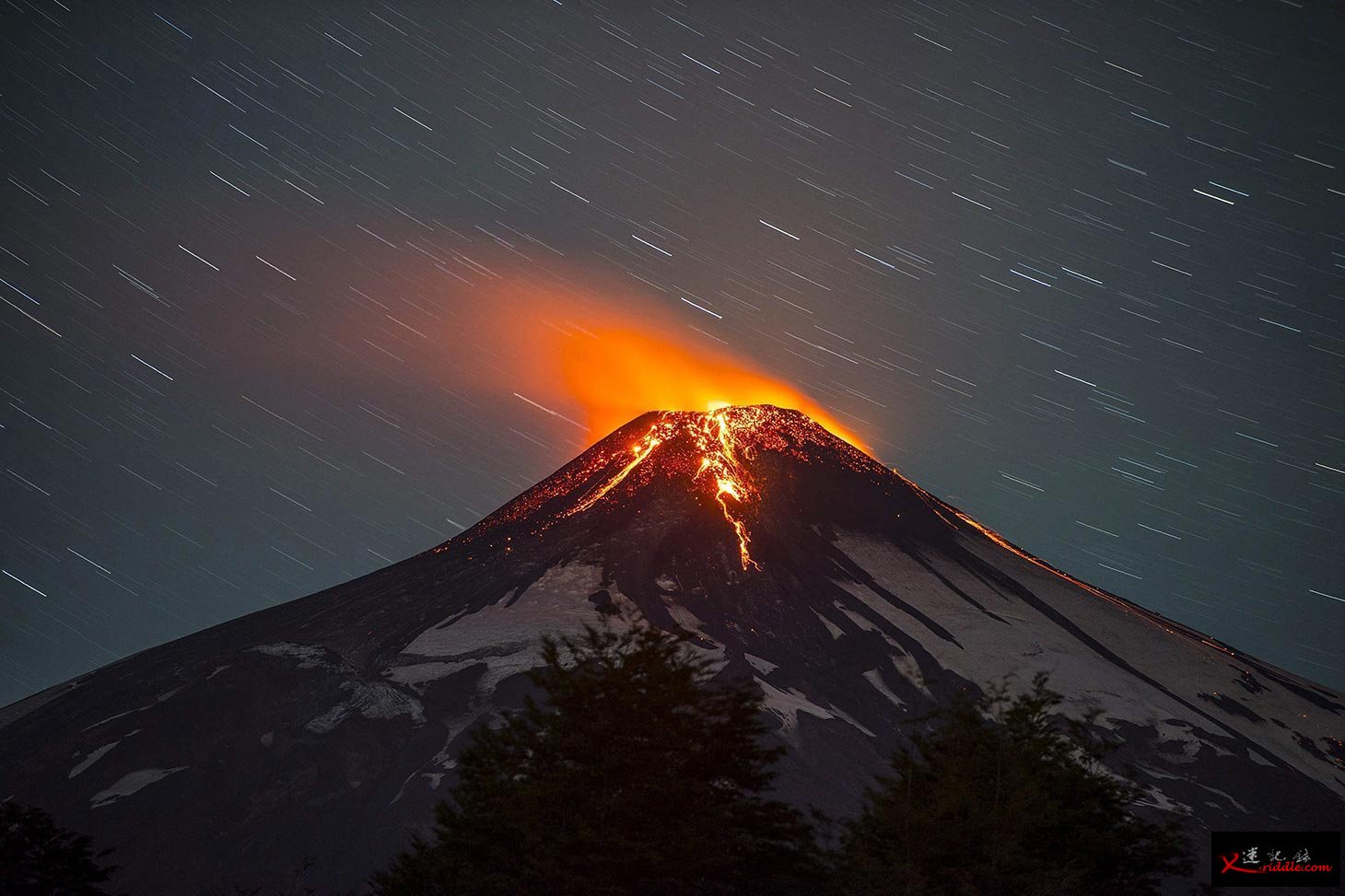 智利南部维利亚里卡火山（Volcano Villarrica）在当地时间3日凌晨开始爆发