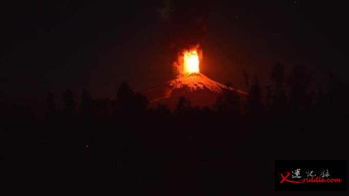 智利南部维利亚里卡火山（Volcano Villarrica）在当地时间3日凌晨开始爆发