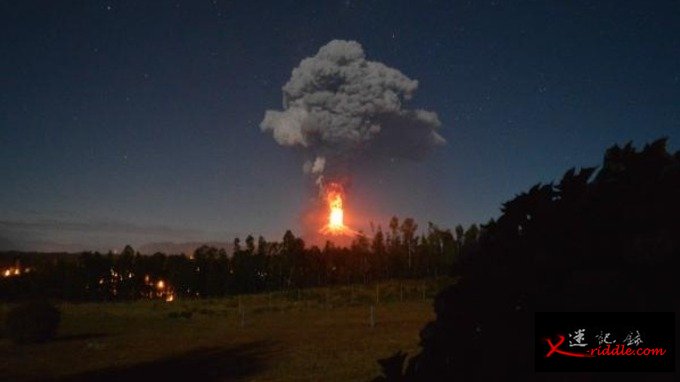 智利南部维利亚里卡火山（Volcano Villarrica）在当地时间3日凌晨开始爆发