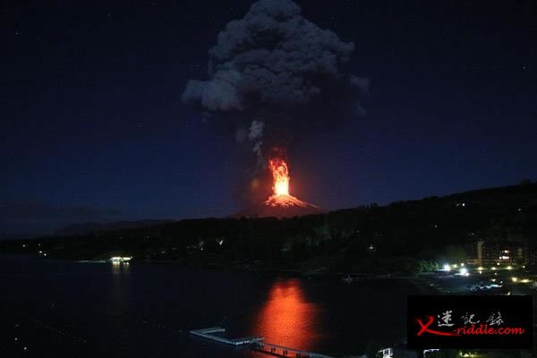 远处亦可见火山爆发情况