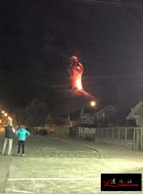 有民众走上街留意火山爆发情况