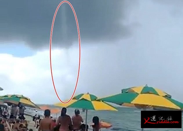 水龙卷（红圈示）突然袭向海滩，一众泳客不知所措，只能呆望
