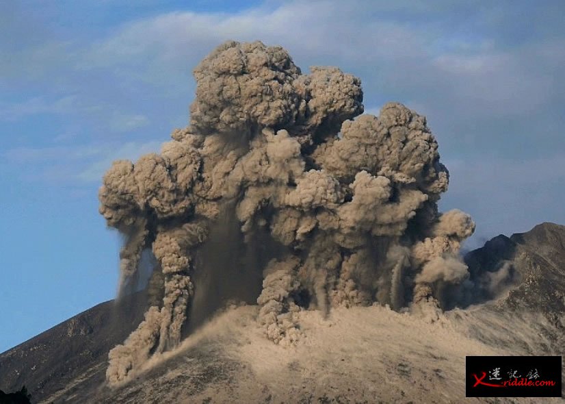 樱岛火山自1955年开始经常爆发，对鹿儿岛居民构成重大威胁。