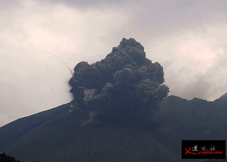 火山爆炸后浓烟密布
