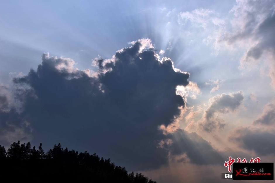 江西省遂川县天空出现“天狗云”