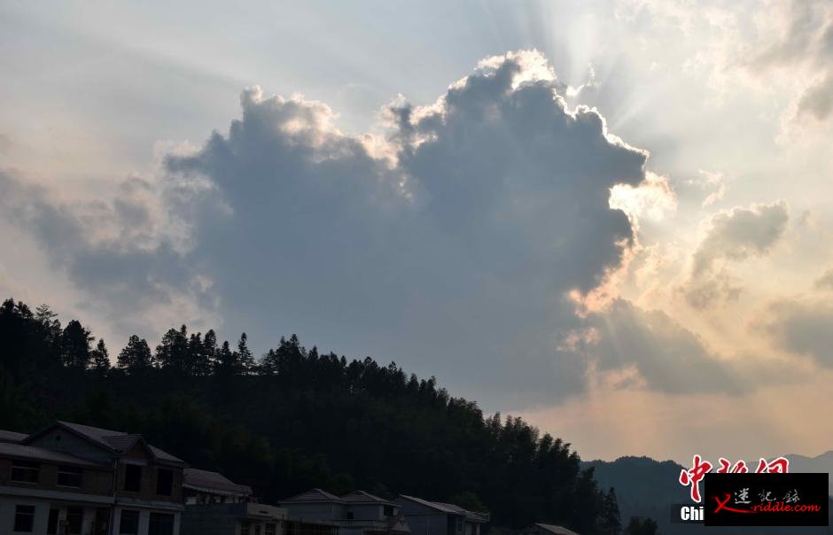 江西省遂川县天空出现“天狗云”