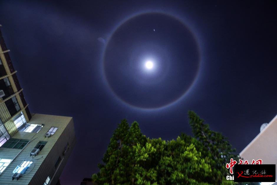 福建平潭夜空出现罕见“月晕”景象