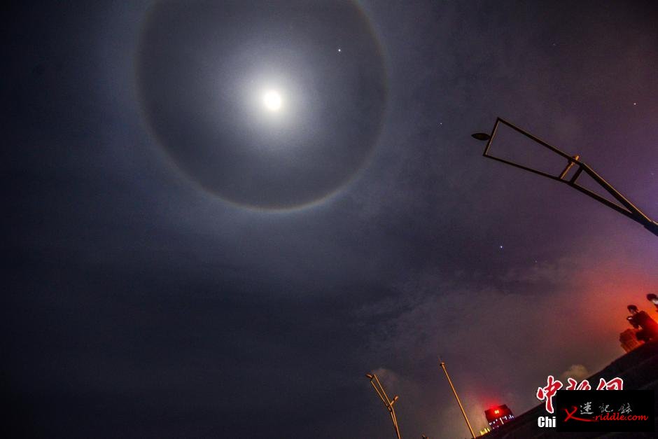 福建平潭夜空出现罕见“月晕”景象