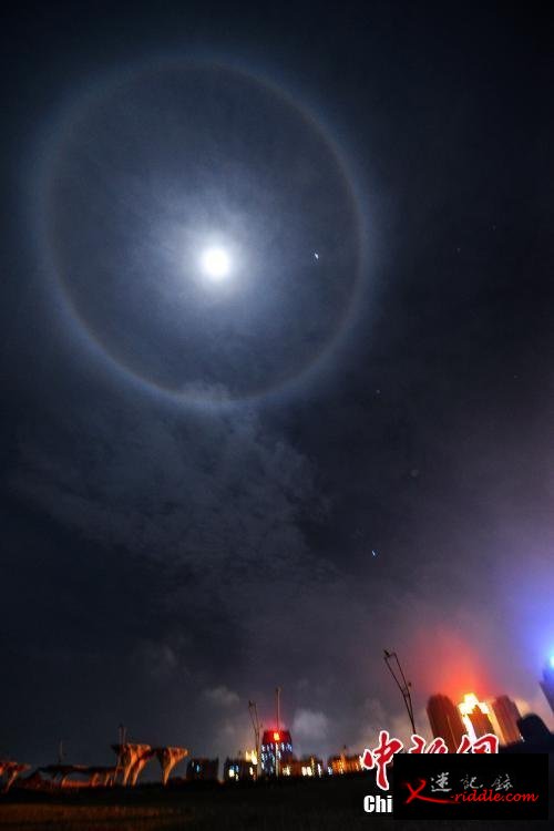 福建平潭夜空出现罕见“月晕”景象