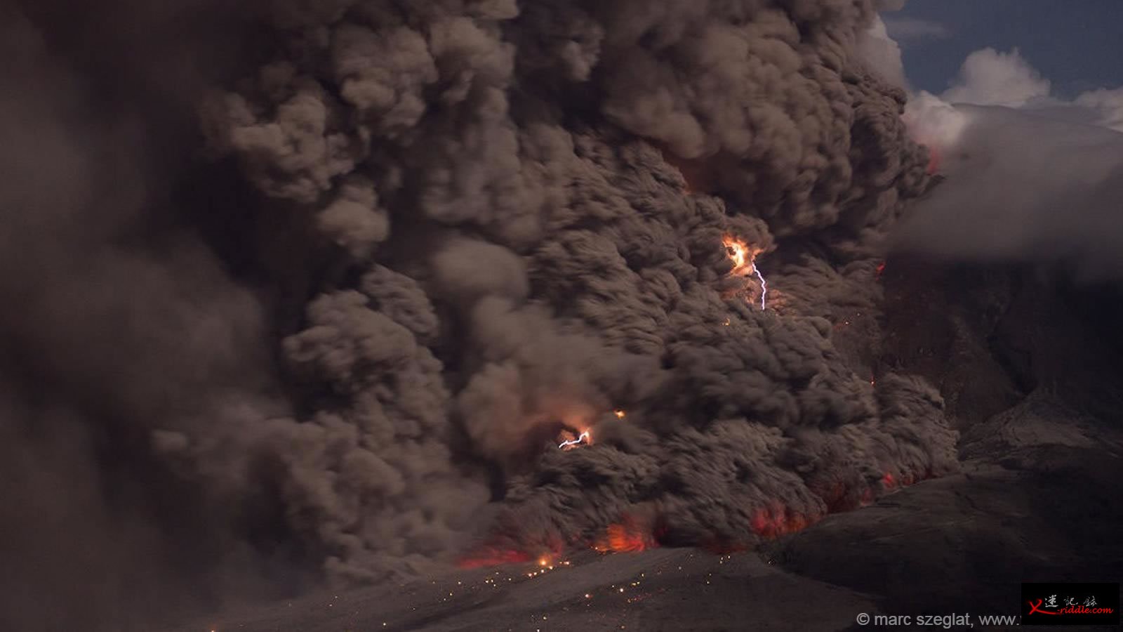 日本樱岛火山喷发伴随火山雷暴的壮观场面