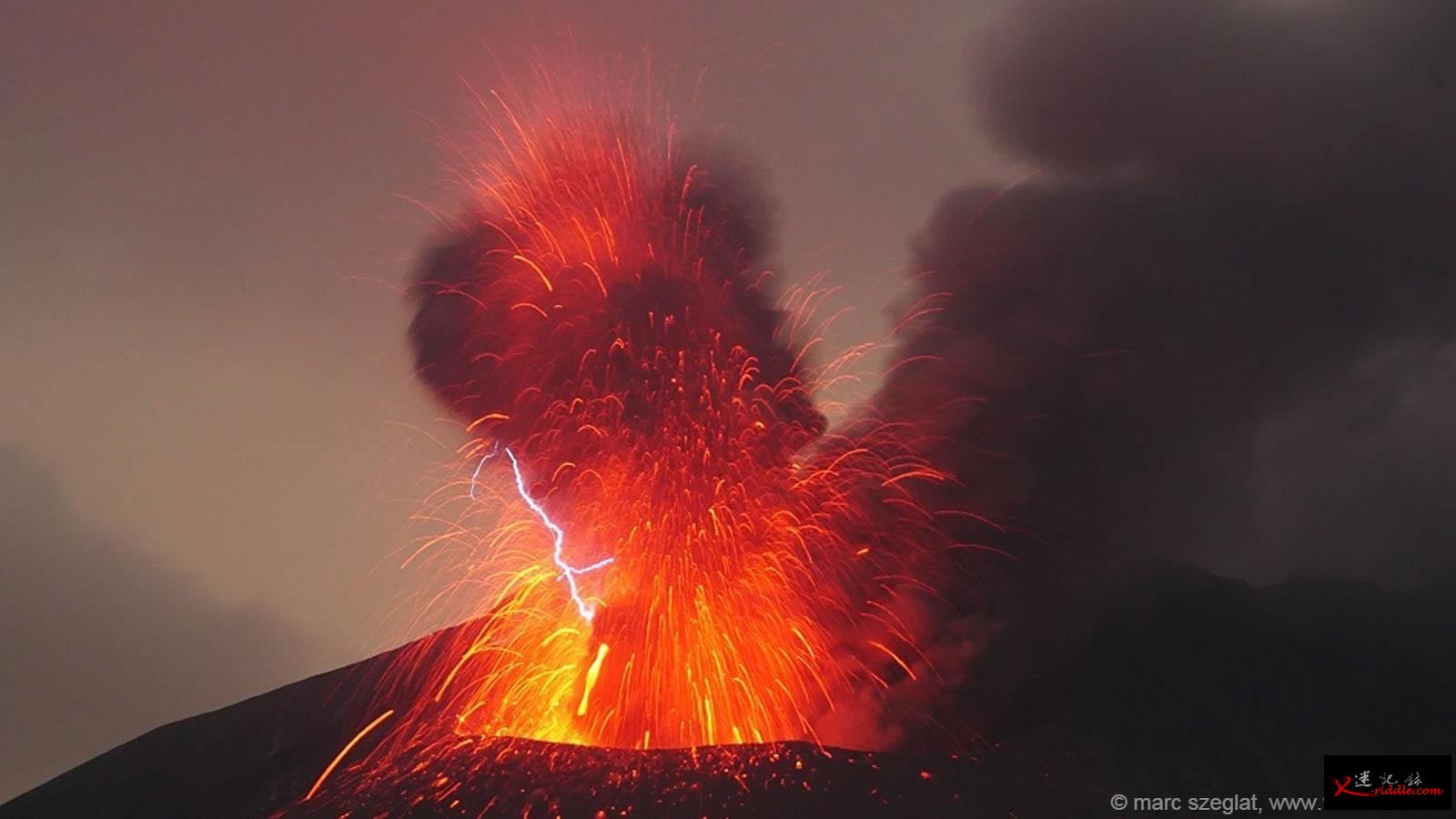 日本樱岛火山喷发伴随火山雷暴的壮观场面