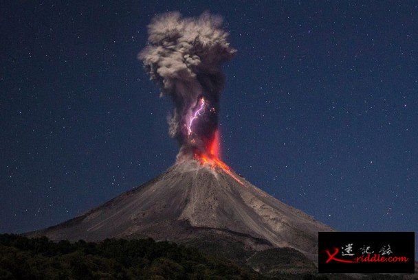 闪电碰上正在喷发的火山灰