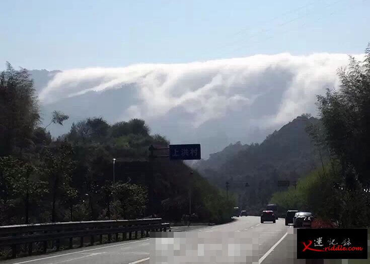 半空中形成酷似海啸的滚轴云