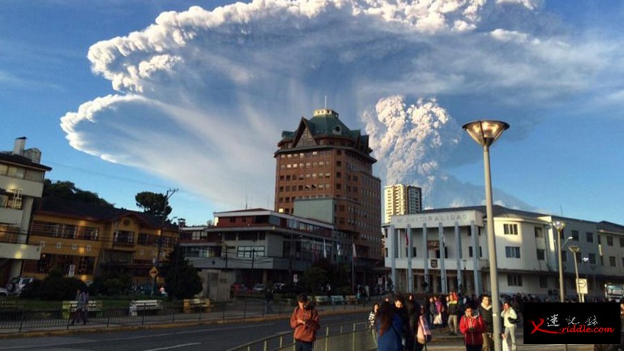 智利卡尔布科火山爆发，血色漫天如末日降临