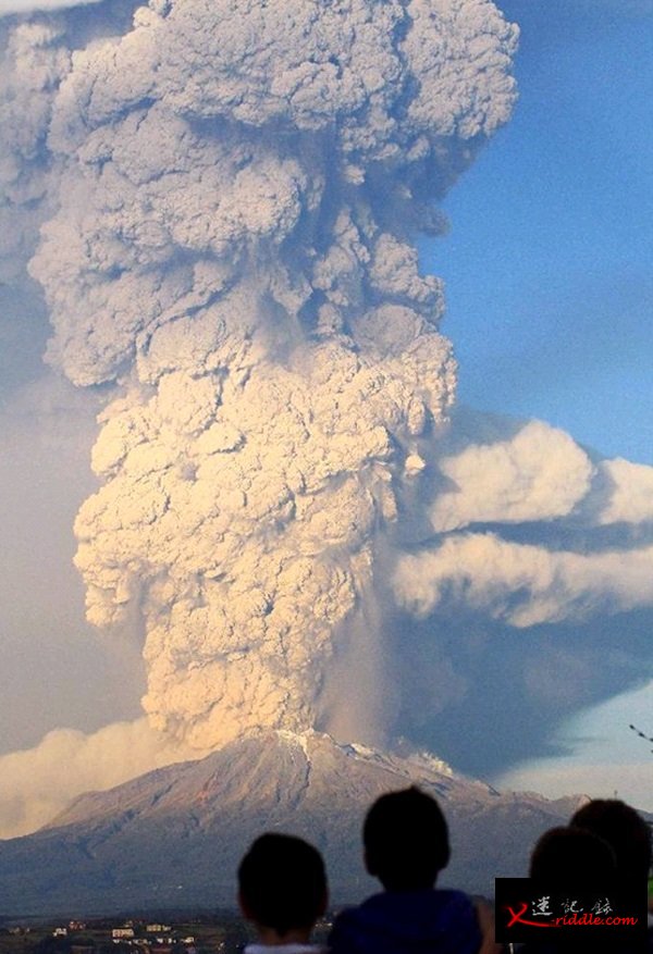 智利卡尔布科火山爆发，血色漫天如末日降临
