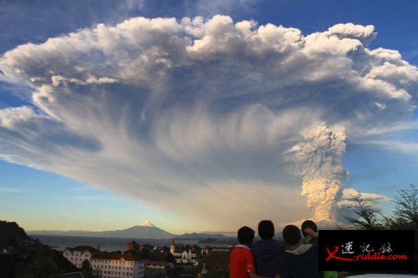 卡尔布科火山爆发后，火山灰如同蘑菇云形状升上半空。