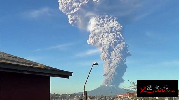 卡尔布科火山逾42年来首次爆发。