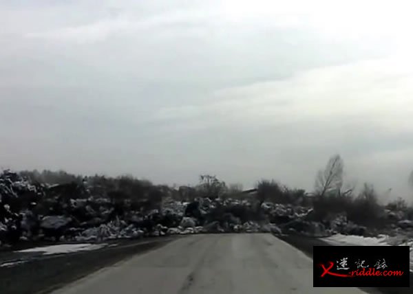 公路被埋，转眼间只馀下一堆沙石。