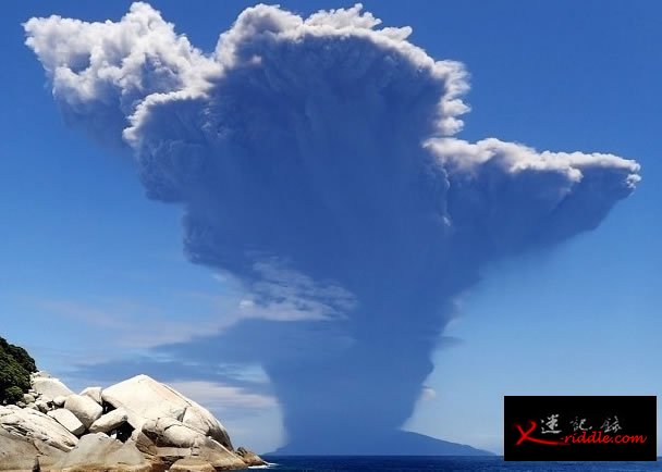 新岳火山喷出的火山灰，在远处亦清晰可见。