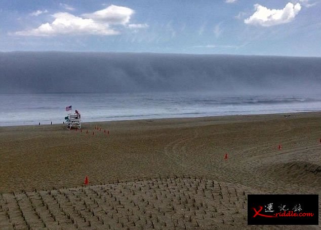“海啸”就如巨墙般高，惹人误会。