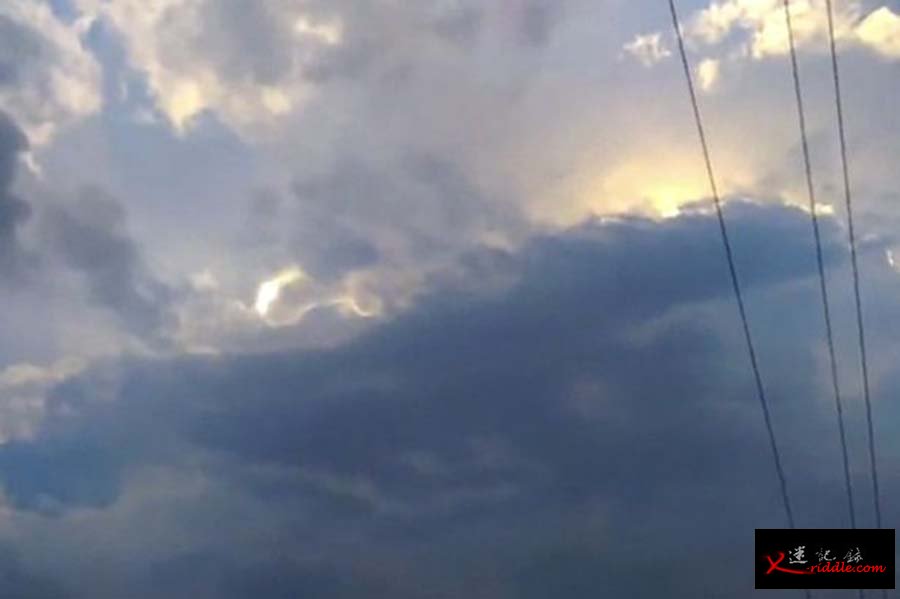 天空中浓密云层后射出一道奇怪光束引发外星人猜想