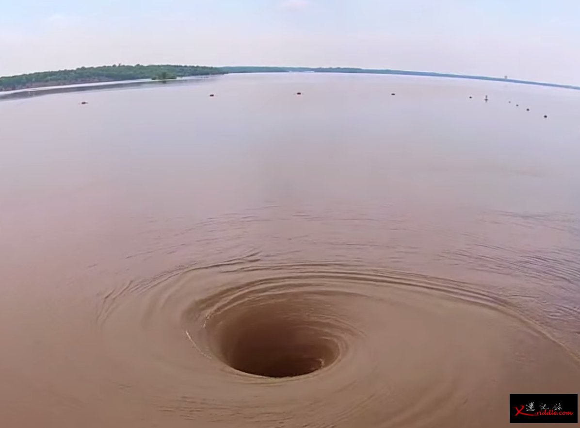 美国特克索马湖出现巨大漩涡