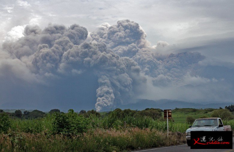 火峰火山爆发，远处可见火山灰。