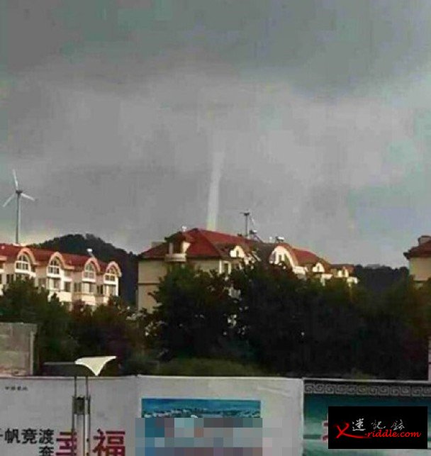 网民拍下的“水龙卷”照片