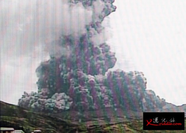 阿苏火山喷发后，冒出大量火山灰，直上半空。