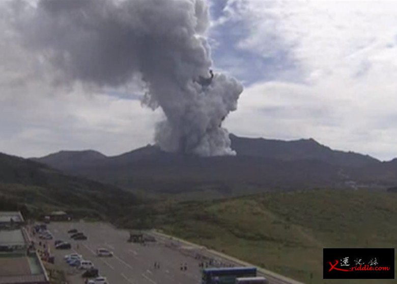 火山下的停车场有不少游客