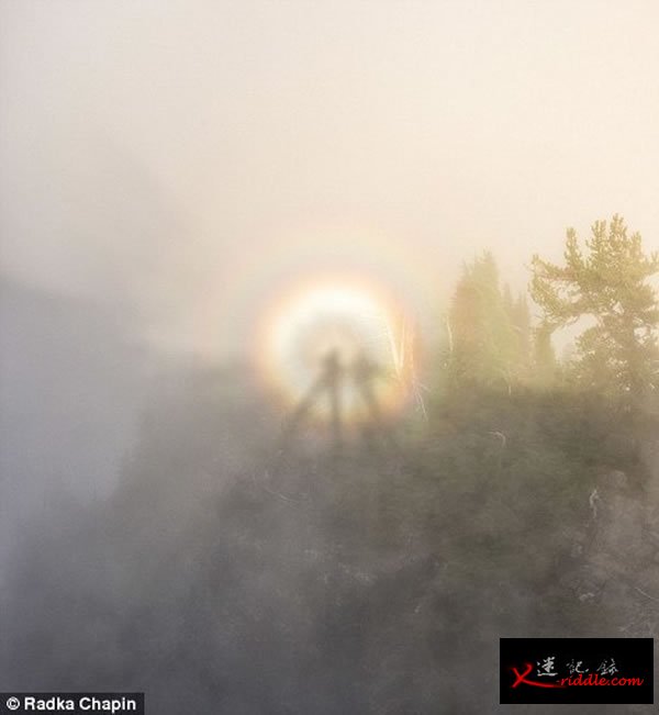 在光环中经常包括观察者本身的阴影。游客称，随着白天的推进，光环持续的时间越来越长，并且变得更加醒目，颜色更加丰富，“傍晚时最为美丽，光环变得非常清晰，巨大，而且