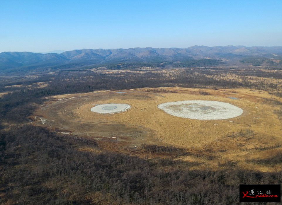 俄罗斯库页岛的普加切夫斯基泥火山喷发后山体呈现出仿佛巨型人眼的形状