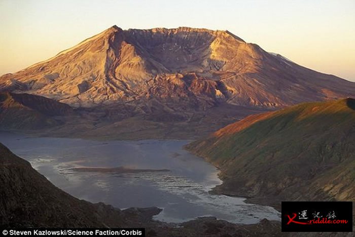 这是美国圣海伦斯火山。地质学家最新研究显示，这座火山下方潜在着一个岩浆库，未来不久可能会喷发。