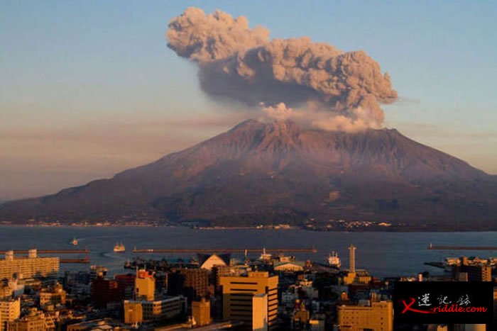 日本熊本县阿苏山中岳第一火山口发生极小规模喷发
