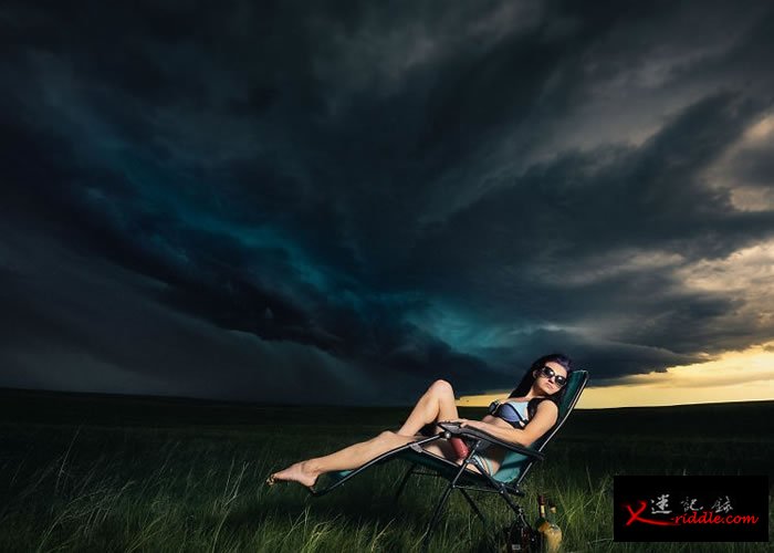 龙卷风又如何？美女仍然乐得悠闲。