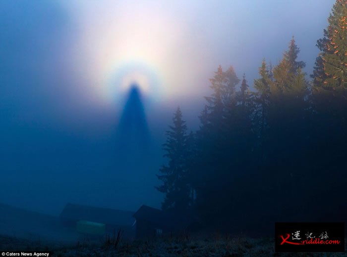 挪威摄影师在山顶薄雾中抓拍到“布罗肯彩虹”(Brocken spectre)