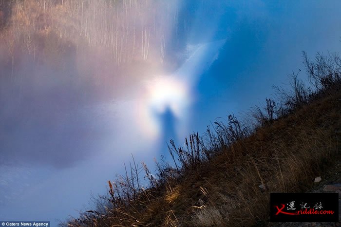 挪威摄影师在山顶薄雾中抓拍到“布罗肯彩虹”(Brocken spectre)