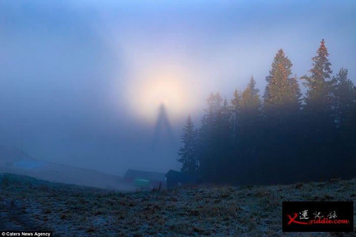 挪威摄影师在山顶薄雾中抓拍到“布罗肯彩虹”(Brocken spectre)