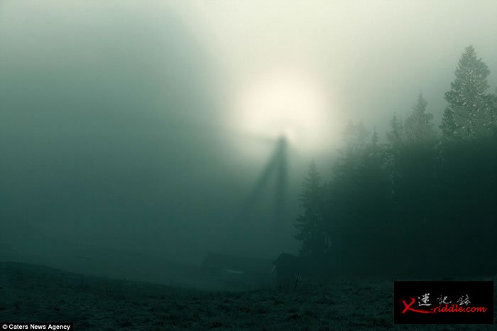 挪威摄影师在山顶薄雾中抓拍到“布罗肯彩虹”(Brocken spectre)