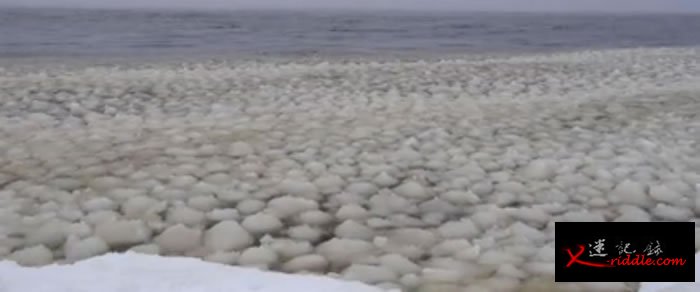 美国缅因州湖泊发现奇特的“雪球波浪”