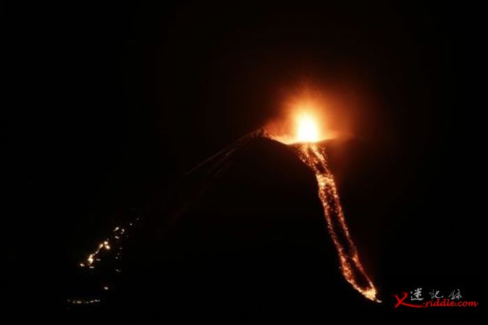 中美洲国家尼加拉瓜休眠110年的莫莫通博火山(Momotombo)喷吐气体和岩浆