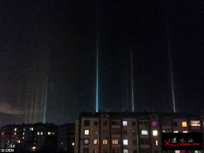 俄罗斯东部城市比罗比詹夜空中突现多个神秘彩色光柱 引发“外星人入侵”恐慌