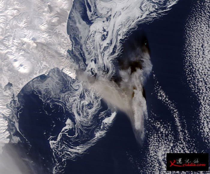 俄罗斯堪察加半岛舍维留奇火山喷出高达4000米火山灰柱