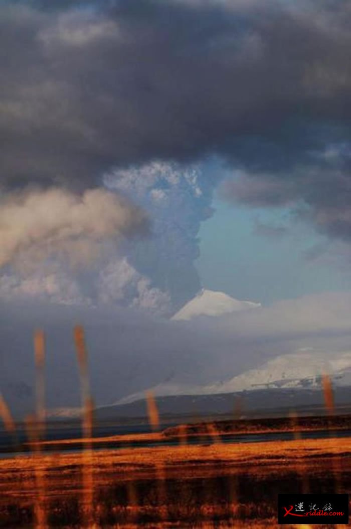 从地面的角度看，火山灰升至高空，仿如乌云。