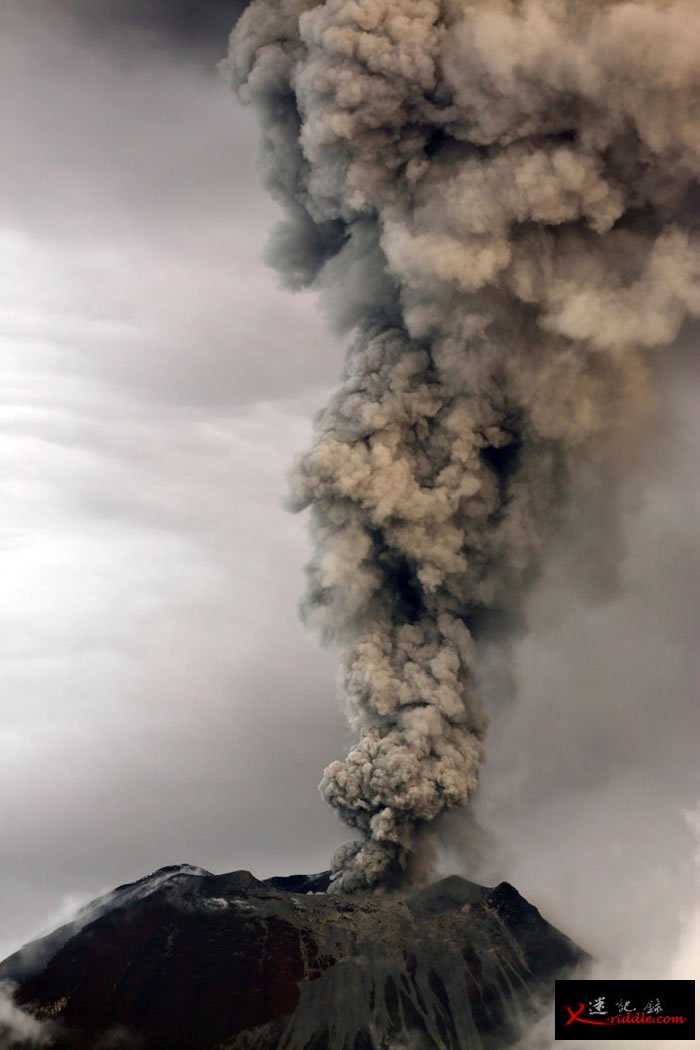 火山灰柱状云伸向高空。