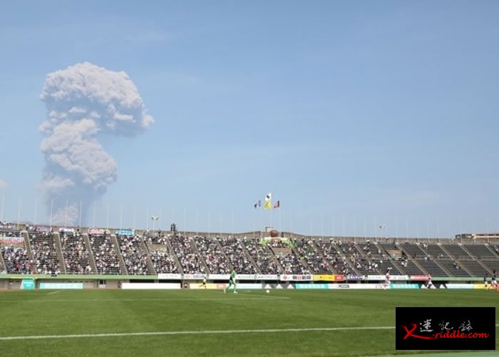 日本九州南部的樱岛火山昨日下午发生大规模喷发