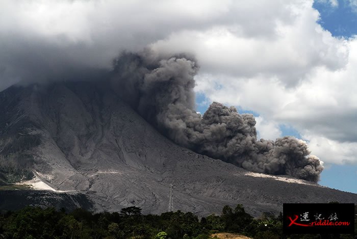 印尼北苏门答腊省的锡纳朋火山（Sinabung）爆发 3村民死亡